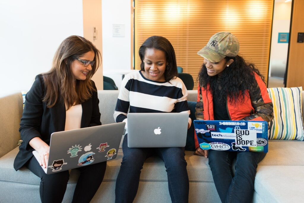 femmes regardant sur internet